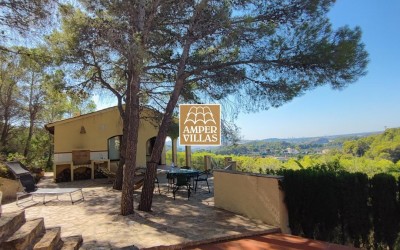 Beautiful Mediterranean villa with guest house and panoramic views.